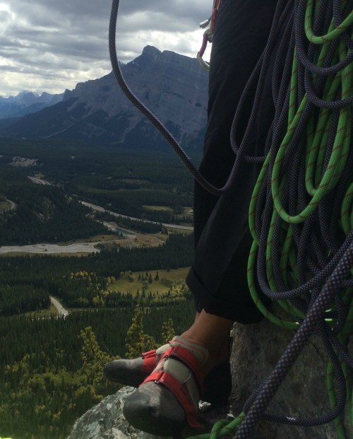 fabio-feet-valley-view-02