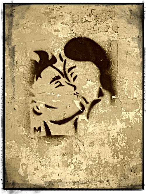 P6018974 graffiti kiss frame.jpg